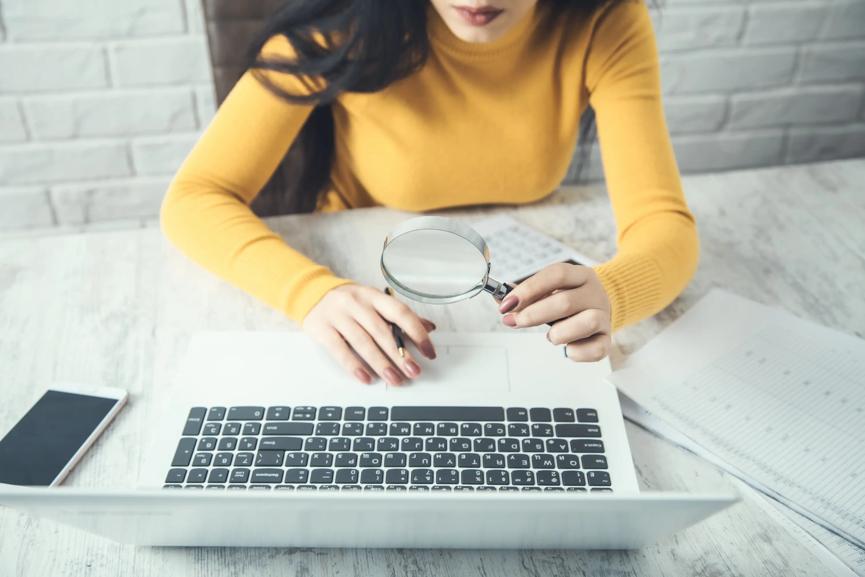 Pronajímatelka prověřuje nájemníka v registrech exekucí na notebooku